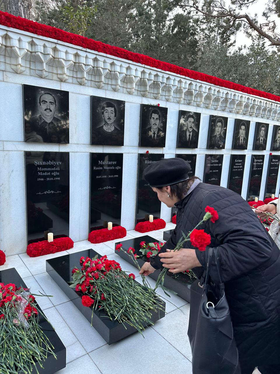 BQU  kollektivi Şəhidlər Xiyabanını ziyarət edib