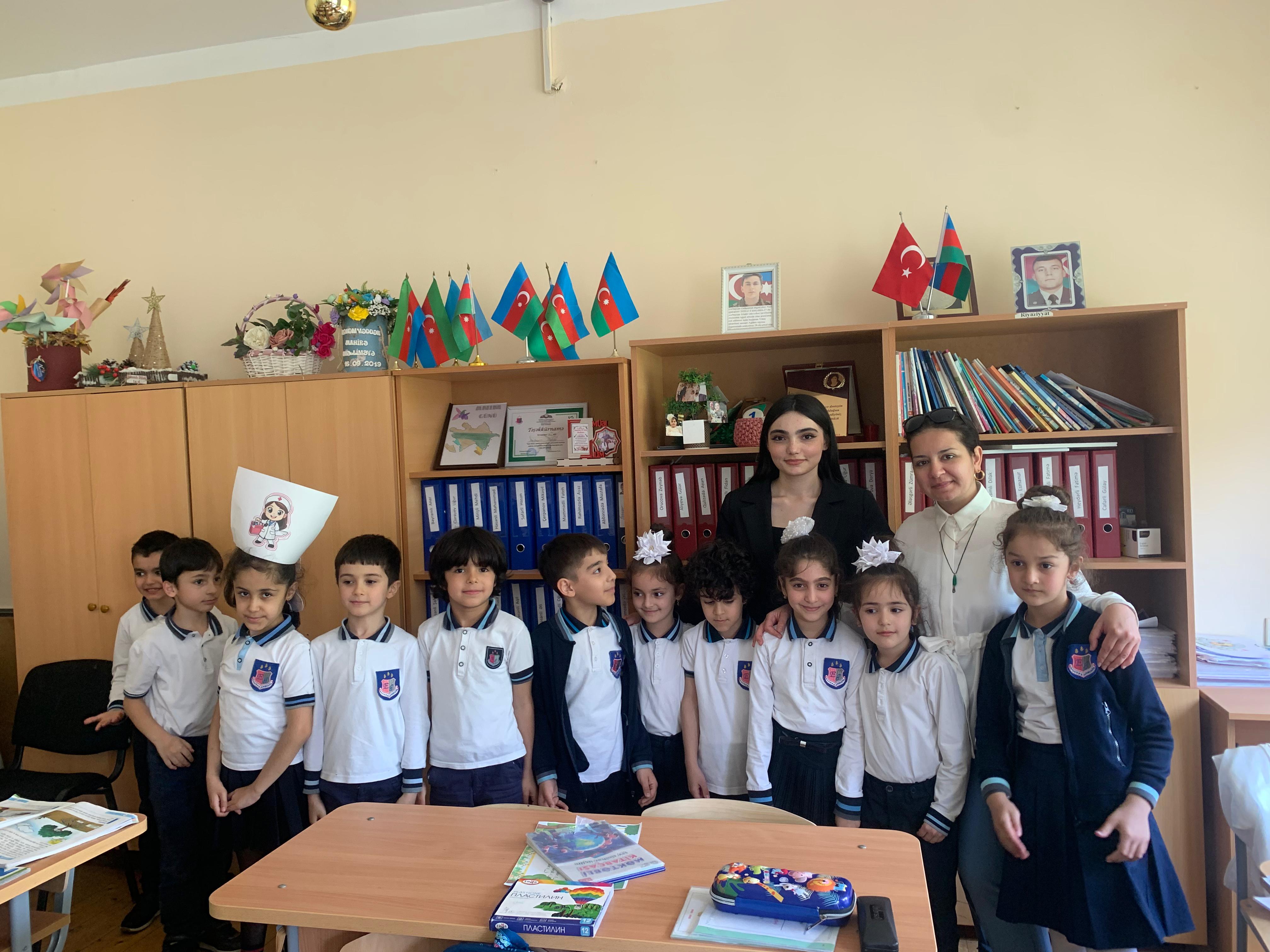 Elitar Gimnaziyada ibtidai sinif müəllimliyi ixtisası üzrə təhsil alan tələbələrin açıq dərsləri uğurla davam edir