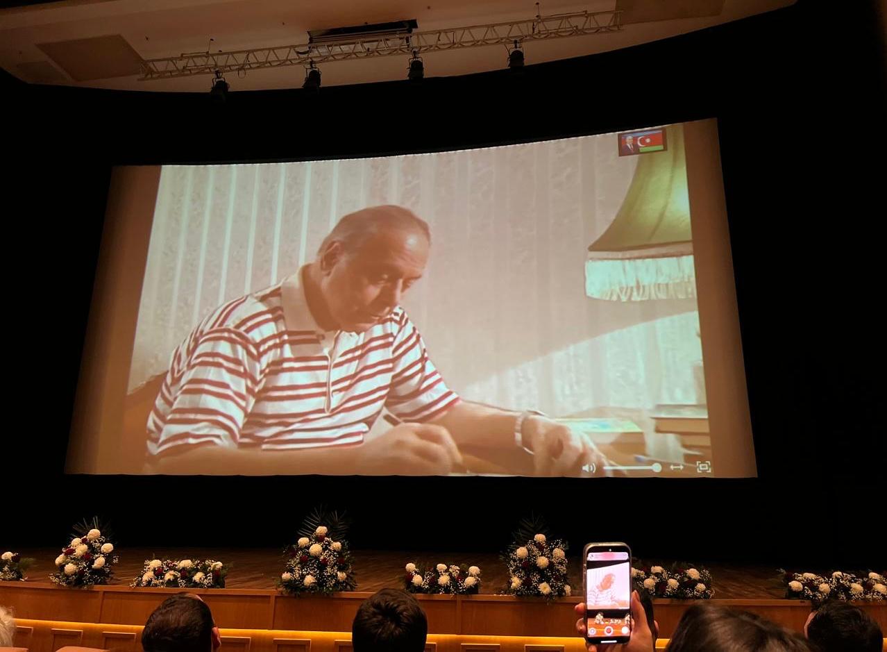 Bakı Qızlar Universitetinin nümayəndələri Ulu Öndər Heydər Əliyevin anım gününə həsr olunmuş tədbirdə iştirak ediblər